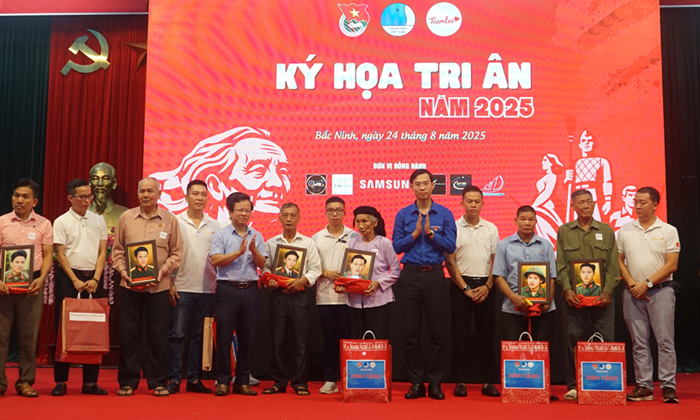  Trao ảnh phục dựng chân dung các Anh hùng liệt sĩ cho thân nhân